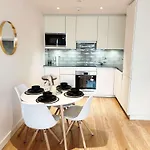 Superb Luxury 2 Bed London Apartment